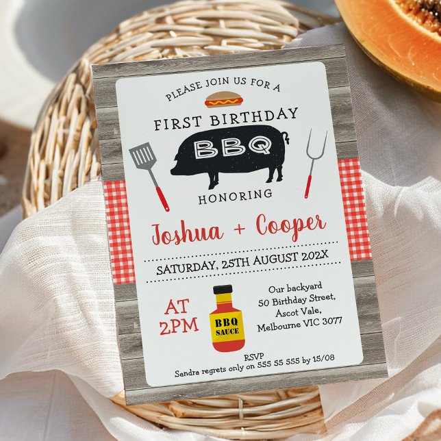Convite Xadrez Vermelha Gêmeos de madeira preta primeiro a (Red Gingham Black Pig BBQ 1st Birthday Invitation Twins, Joint Twins BBQ Birthday Invitation, Wood)