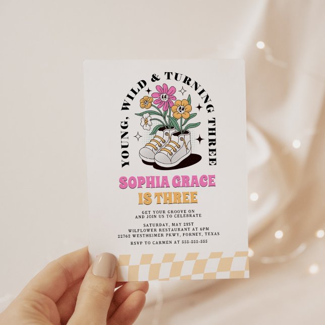 Convite Young Wild Three Groovy Daisy aniversário de 3 ano (Criador carregado)