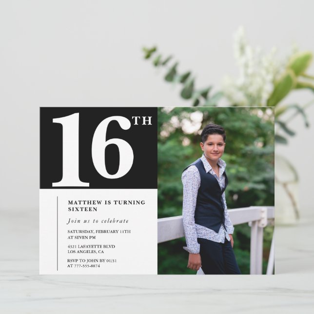 Convites de 16º aniversário preto Moderno Chic Fot (Em pé/Frente)