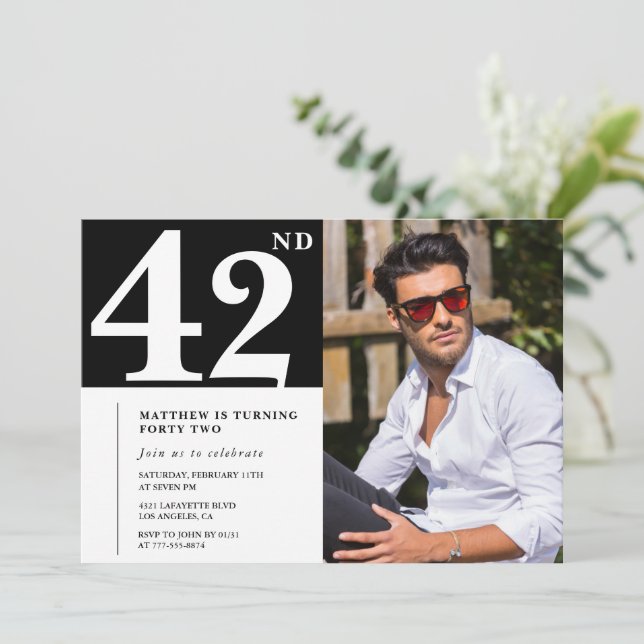 Convites de aniversário de 42 anos Preto e Branco  (Em pé/Frente)