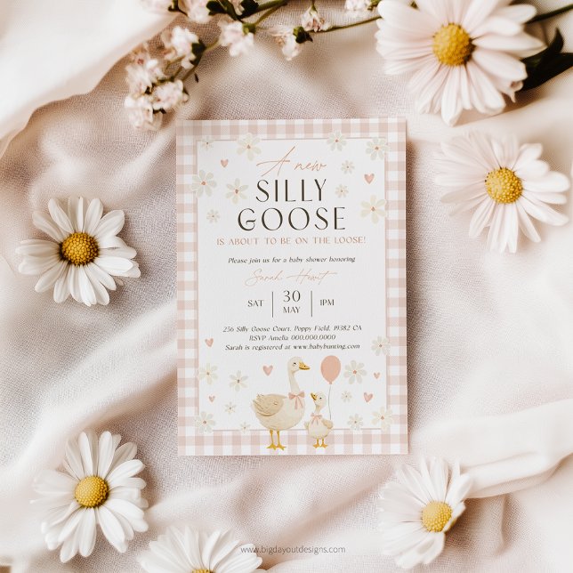 Convites de Chá de Bebê Silly Goose Menina. Xadrez (Goose Peach Baby Shower Invitation)