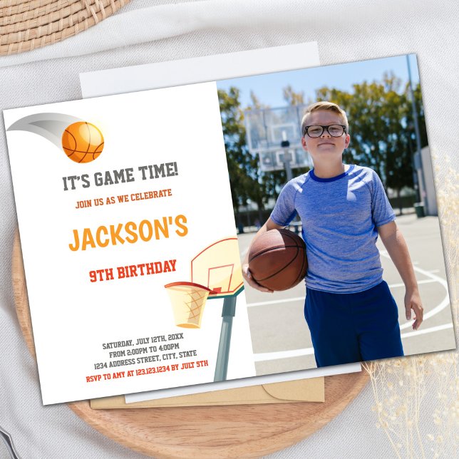 Convites de festas desportivos personalizáveis par (Basketball On Basket Invitations with photo)