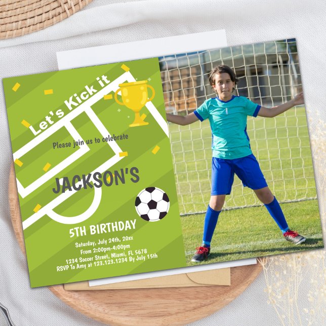 Convites de festas desportivos personalizáveis par (World Cup Light Green Soccer Birthday Invitations)