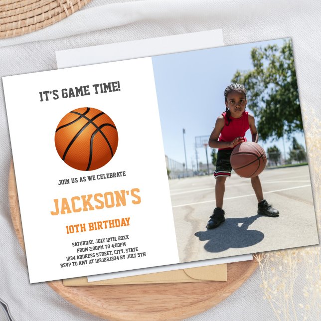 Convites de festas desportivos personalizáveis par (Basketball Ball White Invitations with photo)