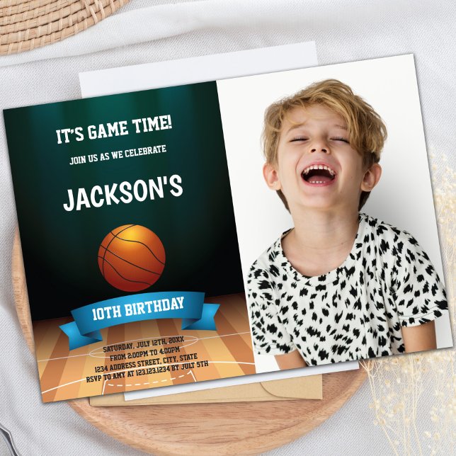 Convites de festas desportivos personalizáveis par (Basketball Floor Birthday Invitations with photo)