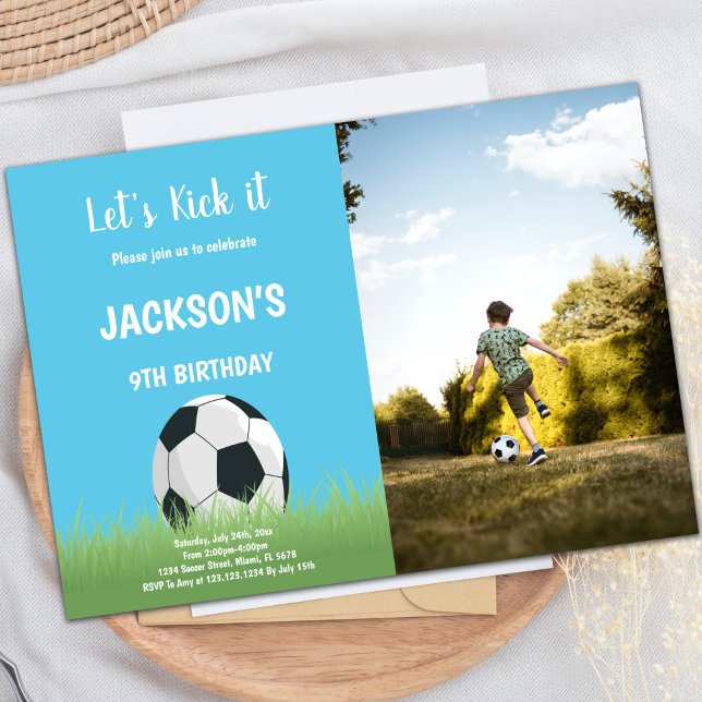 Convites de festas desportivos personalizáveis par (Blue sky Ball On Grass Soccer Birthday Photo Invitation)