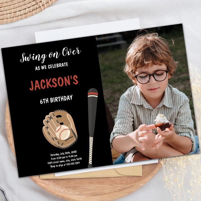 Convites de festas desportivos personalizáveis par (Black Background Baseball Birthday Invitations pho)