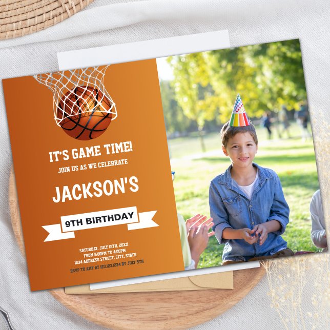 Convites de festas desportivos personalizáveis par (Orange Light Basketball Birthday Invitations photo)