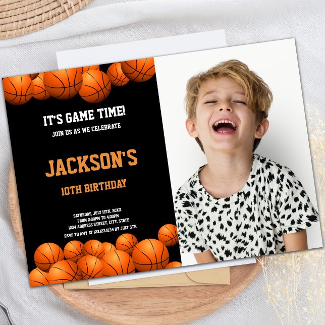 Convites de festas desportivos personalizáveis par (OrangeBalls with black background Basketball Photo Invitation)