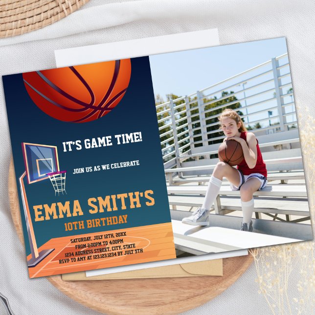 Convites de festas desportivos personalizáveis par (It's Game Time Basketball Invitations with photo)