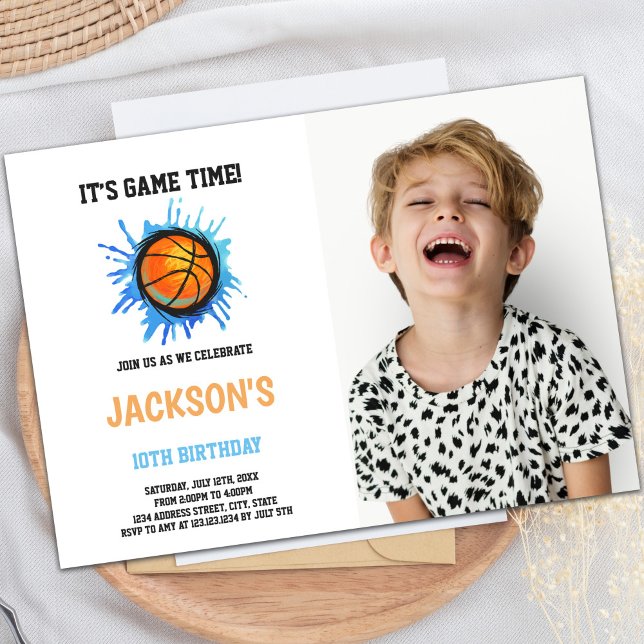 Convites de festas desportivos personalizáveis par (Basketball Blue Art Birthday Invitations w photo)