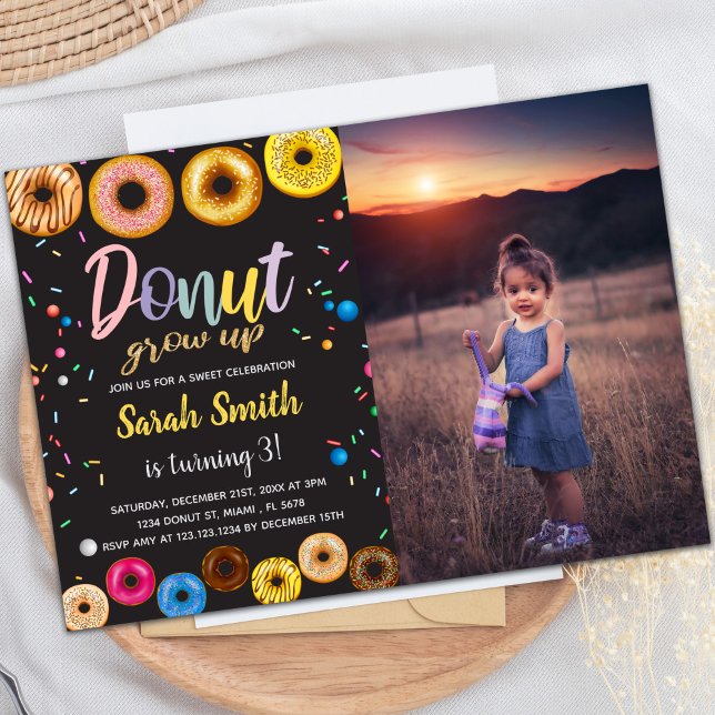 Convites de festas doces personalizáveis para cria (Black Colors Donut Birthday Invitations with photo)
