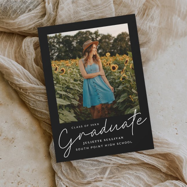 Convites de Formatura com Foto Simples Roteiro Mod (Elegant modern script graduate 3 photo graduation invitation announcements.)