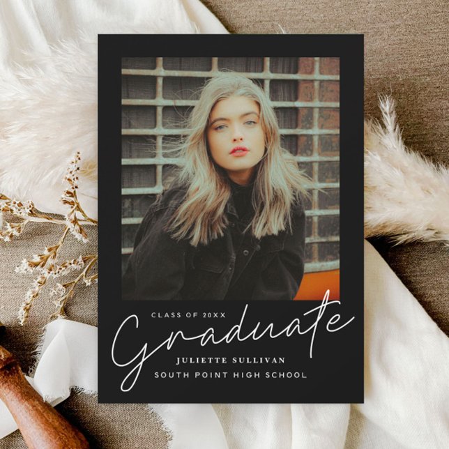 Convites de Formatura com Foto Simples Roteiro Mod (Elegant modern script graduate 3 photo graduation invitation announcements.)