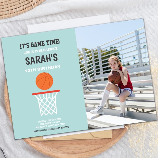 Convites para basquete de Fundo Verde Claro (Green Light Background Basketball Invitations phot)