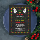 Convites para Brunch de Natal em Quadro Chalkboard<br><div class="desc">Este convite para o almoço de Natal apresenta um pano de fundo para as luzes em vermelho, verde e amarelo ao redor dos detalhes do seu convite. Duas árvores de Natal brancas também rodeiam as palavras "Coma Bebida e seja Feliz." Esta é uma maneira divertida de convidar seus convidados para...</div>