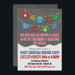 Convites para Suéter de Natal de Chalkboard Tacky<br><div class="desc">Que fofo! Jogue uma divertida festa de suéter de natal com um suéter colorido e feio e coletes pendurados na linha de vestidos com neve caindo e tipografia divertida,  tudo em um fundo de quadro. Ilustração desenhada à mão por McBooboo.</div>