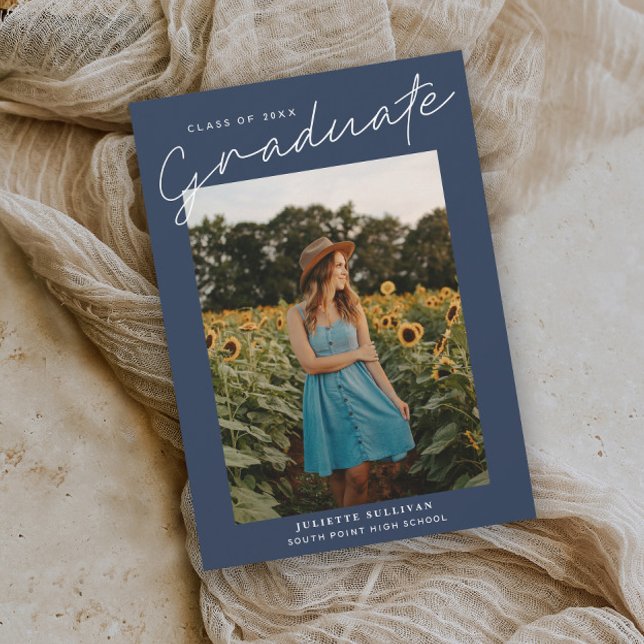 Convites Simples para Graduação de Fotos de Script (Modern script navy blue photo graduation invitation.)