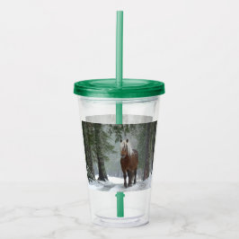 Copo De Acrílico Cavalo marrom em uma floresta de inverno com neve