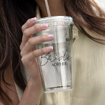 Copo De Acrílico Noiva Minimalista | Presente com Nome Personalizad<br><div class="desc">Celebre seu último gole como uma Senhorita com o Design Minimalista de Noiva | Presente Personalizado com Nome — uma peça limpa e elegante que é funcional e elegante. Com um moderno "Noiva" manuscrito com um acento de coração e seu nome abaixo, esse acessório de bebida elegante é o toque...</div>