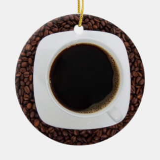 Copo de café em uma cama do ornamento dos feijões