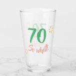 Copo De Pint 70 Birthday Motivational Funny 70, então que tal F<br><div class="desc">Uma taça de bebendo de 70 anos para uma mulher comemorando seu aniversário de 70. Uma citação engraçada e motivacional de 70 para que seja perfeito para uma pessoa positiva com senso de humor. Flores amarelas simples. Excelente como um fornecimento de festa ou um presente divertido. Você pode personalizar o...</div>