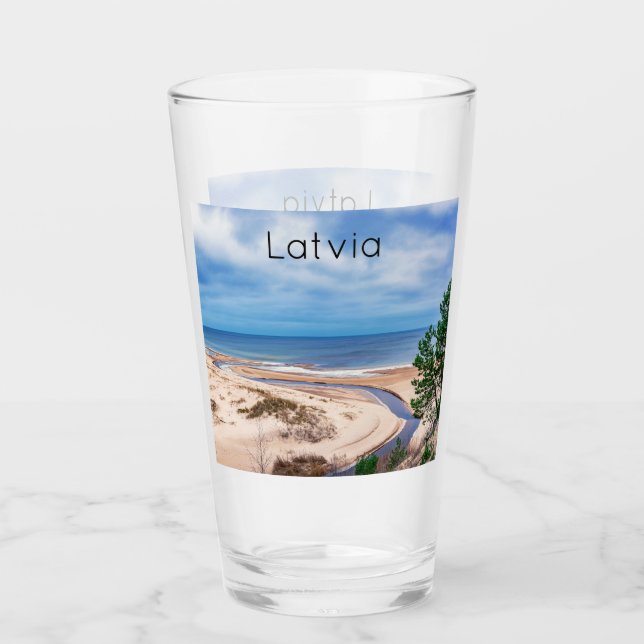 Copo De Pint Areia branca perto do mar Báltico, na Letónia (Frente)