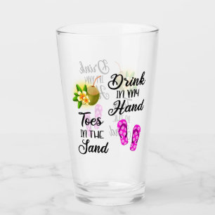 Copo De Pint Beba Na Minha Mão, Dedos Na Areia