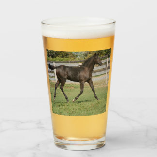 Copo De Pint Bela dança de cavalo em campo