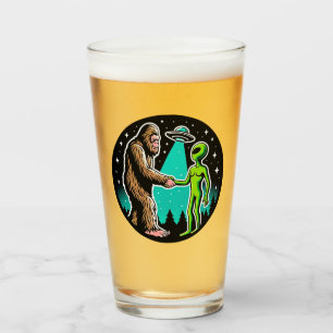 Copo De Pint Bigfoot responde à Alienígena