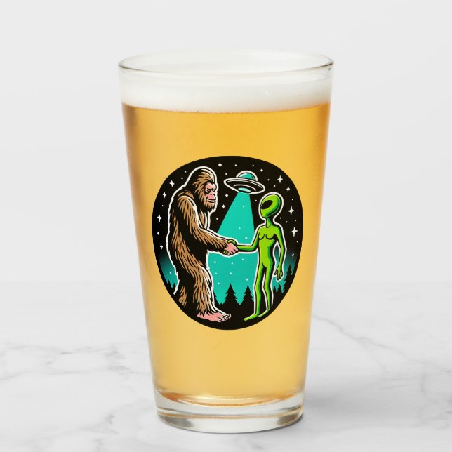 Copo De Pint Bigfoot responde à Alienígena (Frente (Preenchido))