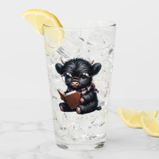 Copo De Pint Black Highland Cow Reading A Book (Gelo frontal)