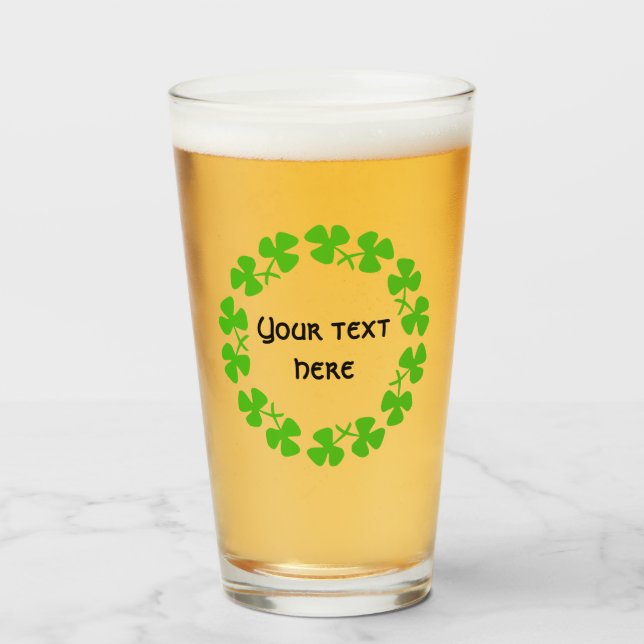 Copo De Pint Borda Verde Shamrocks Adicionar Ornamento de Texto (Frente (Preenchido))