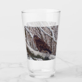 Copo De Pint Buzzard sobre Snowy Branch