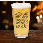 Copo De Pint "Cada História de Amor" Cita Corações Cor-de-Rosa<br><div class="desc">Celebre a beleza do amor com o nosso belo vidro de bebendo "Cada História de Amor é Bonita, mas nossa História é Minha Favorita". Esta espantosa arte de vidro serve como um lembrete sincero da sua história de amor singular, fazer-a como o presente inspirador perfeito para o Dia de os...</div>