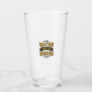 Copo De Pint Camisa de tipografia de fé vintage Deus está traba