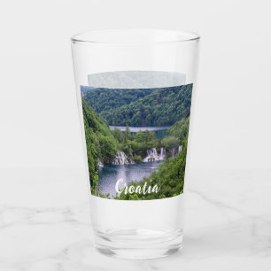 Copo De Pint Cascata em cascata com floresta verde na Croácia