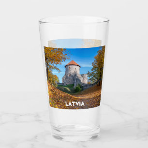 Copo De Pint Castelo medieval cercado por floresta