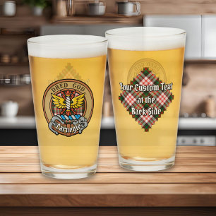 Copo De Pint Clan Carnegie Crest sobre o Vestido Tartan