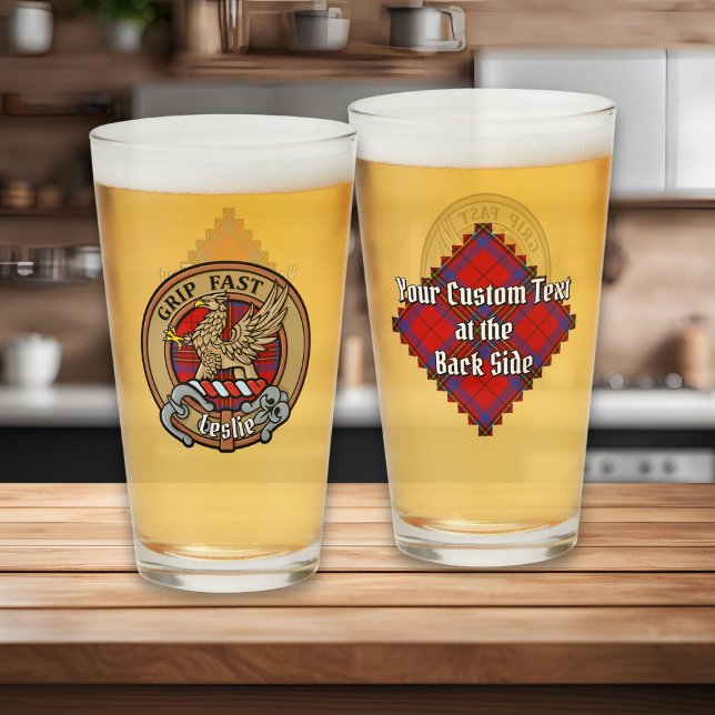 Copo De Pint Clan Leslie Crest sobre o Red Tartan (Criador carregado)