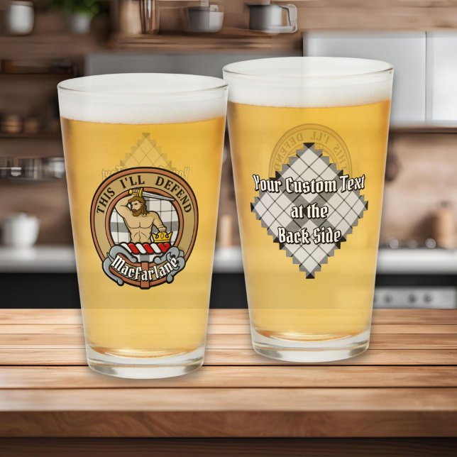 Copo De Pint Clan MacFarlane Crest sobre Tartan Preto e Branco (Criador carregado)