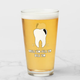 Copo De Pint Coloque-Os Enchendo A Taça De Dentista.