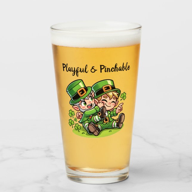 Copo De Pint Cute Leprechaun belando outro Leprechaun (Frente (Preenchido))