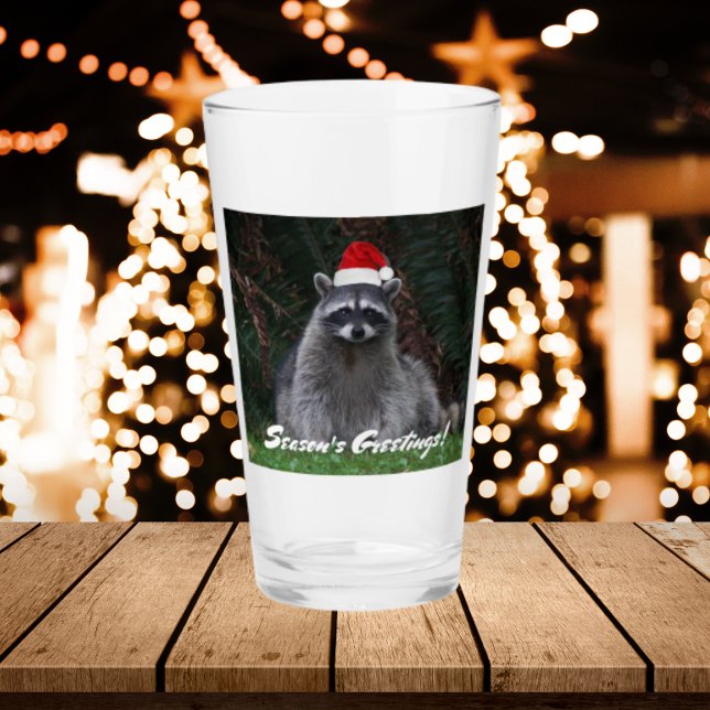 Copo De Pint Cute Raccoon Vestindo o Natal Hat Holiday (In Situ)