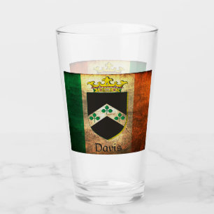 Copo De Pint Davis Crest sobre a Bandeira Irlandesa
