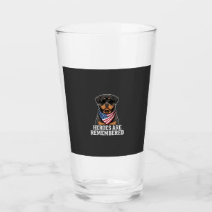 Copo De Pint Desenho Vetorial de Cão Herói Rottweiler Patriótic