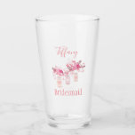 Copo De Pint Design de jarro de mason floral cor de rosa<br><div class="desc">O presente perfeito da dama de honra que este tumbler de vidro mostra seu nome no topo usando uma bela fonte rosa. No centro,  há jarras cor-de-rosa com "Bridesmaid" escrito em letra rosa por baixo. Faça seu pedido hoje mesmo! Mason Jar Trabalho de arte criado por: AMBilustrações http://www.etsy.com/shop/AMBillustrations/</div>