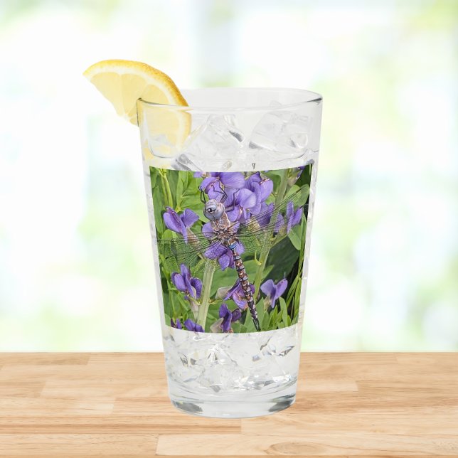 Copo De Pint Dragonfly Darner de Olhos Azuis em Flores Roxas (In Situ Table)