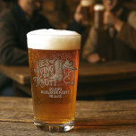 Copo De Pint Ele é um Casando de Festa de Bachelor do Cowboy<br><div class="desc">Celebre seu último rodeio com estes óculos de cerveja divertidos. A design de corte rústico apresenta uma bota de cowboy, chapéu e lasso ou corda formando uma forma cardíaca fofa com a letra vintage lendo "Ele é Casando!" Há espaço para seu nome e a data do evento abaixo. Perfeito como...</div>