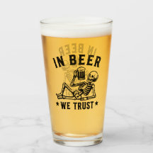 Em cerveja nós confiamos esqueleto gelado Beer Pon